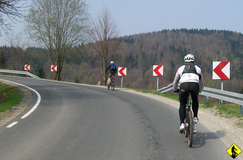 2010-04-20 Beskid Niski 009.jpg - Czeka nas 40-to kilometrowa trasa, właściwie to można ją nazwać klasykiem B.Małego. Żeby zacząć eksplorację terenu najpierw trzeba się dostać na Przełęcz Kocierską, czyli ok. 12km asfaltu, w tym z 5km ożywiającego podjazdu :)